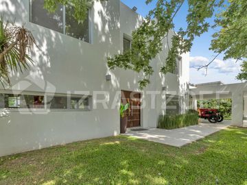 Casa en venta en Estancias del Pilar La Argentina con vista a la laguna