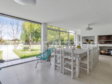 Casa en venta en Estancias del Pilar La Argentina con vista a la laguna