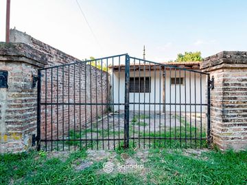 VENTA | PERMUTA - Casa de 3 dormitorios con gran patio verde -  Soldini. APTO CRÉDITO.