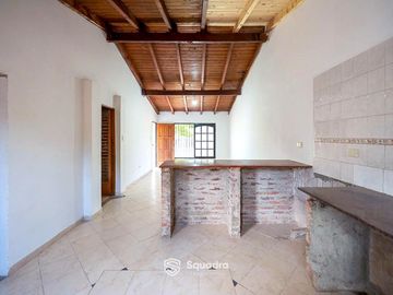 VENTA | PERMUTA - Casa de 3 dormitorios con gran patio verde -  Soldini. APTO CRÉDITO.