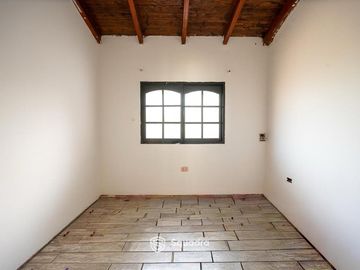 VENTA | PERMUTA - Casa de 3 dormitorios con gran patio verde -  Soldini. APTO CRÉDITO.
