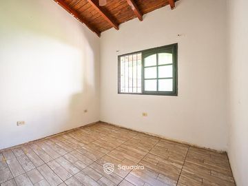 VENTA | PERMUTA - Casa de 3 dormitorios con gran patio verde -  Soldini. APTO CRÉDITO.