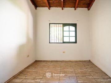 VENTA | PERMUTA - Casa de 3 dormitorios con gran patio verde -  Soldini. APTO CRÉDITO.