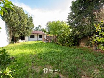 VENTA | PERMUTA - Casa de 3 dormitorios con gran patio verde -  Soldini. APTO CRÉDITO.