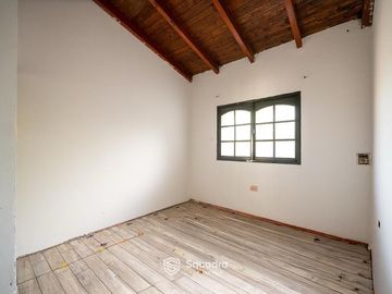 VENTA | PERMUTA - Casa de 3 dormitorios con gran patio verde -  Soldini. APTO CRÉDITO.