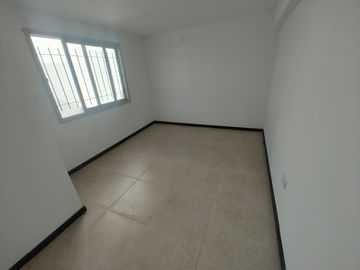 VENTA VIVIENDA INTERNA EN ALBERDI. 2 DORM   COMODÍN. PATIO. TOTALMENTE ELÉCTRICA. APTO CRÉDITO. CONTADO O 36 CUOTAS