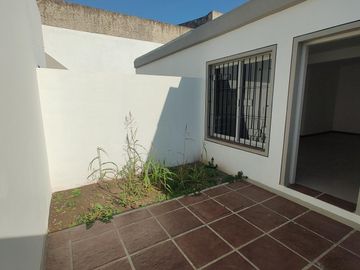 VENTA VIVIENDA INTERNA EN ALBERDI. 2 DORM   COMODÍN. PATIO. TOTALMENTE ELÉCTRICA. APTO CRÉDITO. CONTADO O 36 CUOTAS