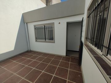 VENTA VIVIENDA INTERNA EN ALBERDI. 2 DORM   COMODÍN. PATIO. TOTALMENTE ELÉCTRICA. APTO CRÉDITO. CONTADO O 36 CUOTAS
