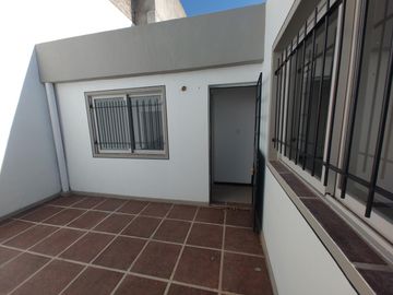 VENTA VIVIENDA INTERNA EN ALBERDI. 2 DORM   COMODÍN. PATIO. TOTALMENTE ELÉCTRICA. APTO CRÉDITO. CONTADO O 36 CUOTAS
