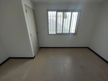 VENTA VIVIENDA INTERNA EN ALBERDI. 2 DORM   COMODÍN. PATIO. TOTALMENTE ELÉCTRICA. APTO CRÉDITO. CONTADO O 36 CUOTAS