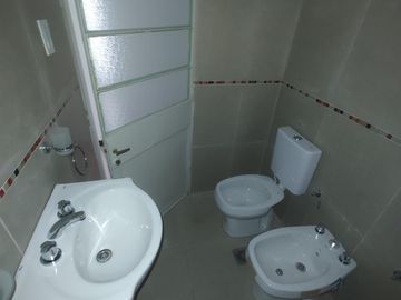 VENTA VIVIENDA INTERNA EN ALBERDI. 2 DORM   COMODÍN. PATIO. TOTALMENTE ELÉCTRICA. APTO CRÉDITO. CONTADO O 36 CUOTAS
