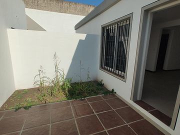 VENTA VIVIENDA INTERNA EN ALBERDI. 2 DORM   COMODÍN. PATIO. TOTALMENTE ELÉCTRICA. APTO CRÉDITO. CONTADO O 36 CUOTAS