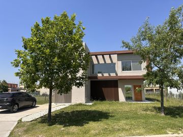Excelente casa en Venta, Santa Isabel II, Maschwitz - Terminaciones de primer nivel, sol de tarde