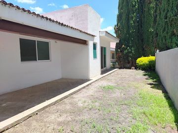 CASA EN VENTA EN JURIQUILLA DE UN PISO CON AMENIDADES