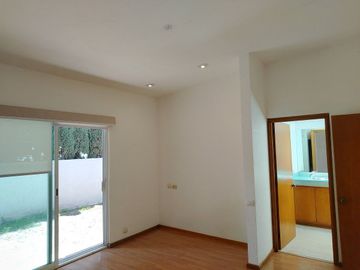 CASA EN VENTA EN JURIQUILLA DE UN PISO CON AMENIDADES