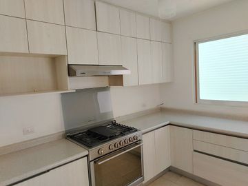 CASA EN VENTA EN JURIQUILLA DE UN PISO CON AMENIDADES