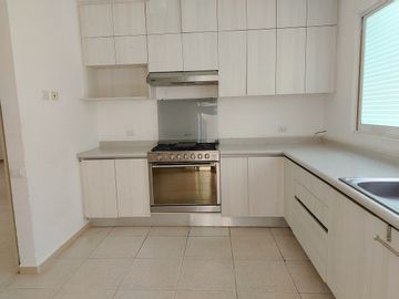 CASA EN VENTA EN JURIQUILLA DE UN PISO CON AMENIDADES