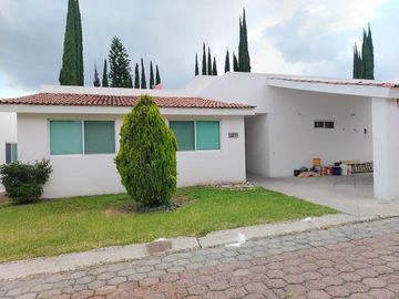 CASA EN VENTA EN JURIQUILLA DE UN PISO CON AMENIDADES