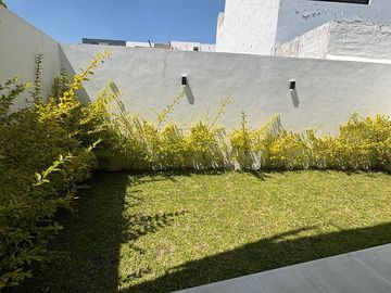 VEBTA DE CASA EN VALLE IMPERIAL DENTRO DEL COTO MAPLE