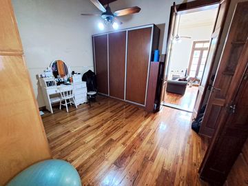 Casa al frente con terraza.-