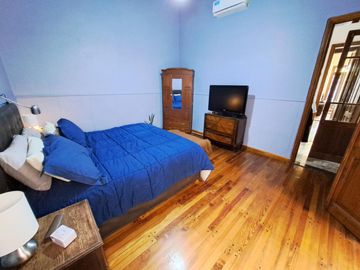 Casa al frente con terraza.-