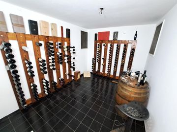 Casa al frente con terraza.-