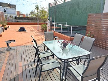 Casa al frente con terraza.-