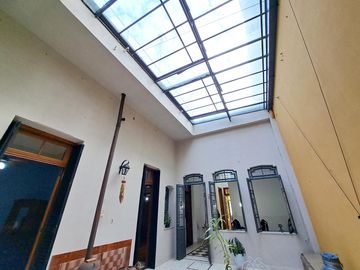 Casa al frente con terraza.-