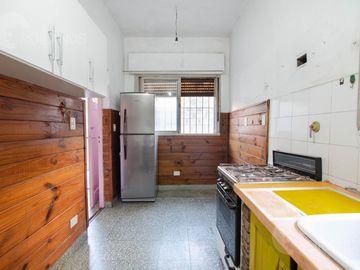 En venta casa PH 3 ambientes con entrada independiente, cochera, patio y terraza !