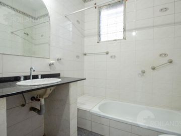 En venta casa PH 3 ambientes con entrada independiente, cochera, patio y terraza !