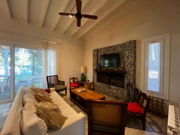 Casa en Alquiler Temporal Costa Esmeralda Barrio Residencial I. 3 dormitorios Muy Arbolado