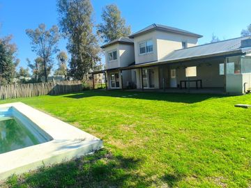 Casa en doble lote con pileta en barrio privado