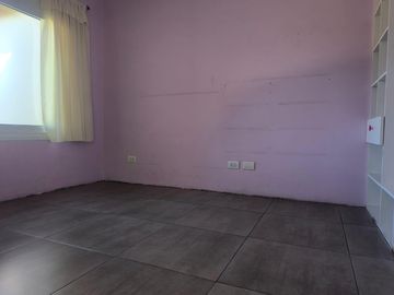 Casa en doble lote con pileta en barrio privado