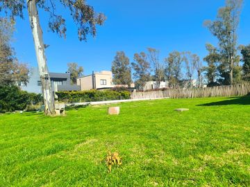 Casa en doble lote con pileta en barrio privado