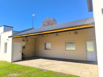 Casa en doble lote con pileta en barrio privado