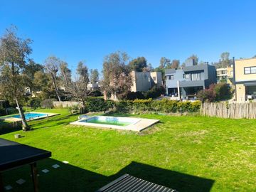 Casa en doble lote con pileta en barrio privado