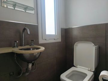 Casa en doble lote con pileta en barrio privado