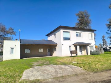 Casa en doble lote con pileta en barrio privado