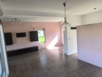 Casa en doble lote con pileta en barrio privado