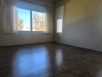 Casa en doble lote con pileta en barrio privado