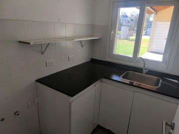 Casa en doble lote con pileta en barrio privado