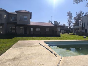 Casa en doble lote con pileta en barrio privado