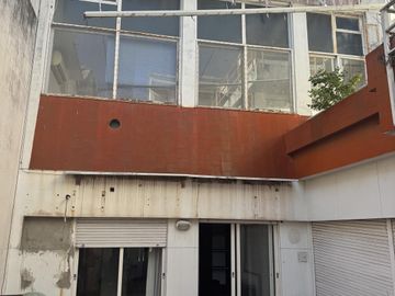 Elcano y Alvarez Tomas Lote 8,66 x 37 metros, construido Cubierto 458m2 - desc 122 m2 - total 580 m2