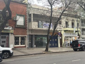 Elcano y Alvarez Tomas Lote 8,66 x 37 metros, construido Cubierto 458m2 - desc 122 m2 - total 580 m2