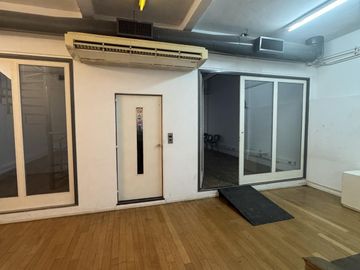 Elcano y Alvarez Tomas Lote 8,66 x 37 metros, construido Cubierto 458m2 - desc 122 m2 - total 580 m2