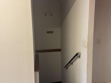Elcano y Alvarez Tomas Lote 8,66 x 37 metros, construido Cubierto 458m2 - desc 122 m2 - total 580 m2