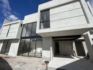 Casa en preventa La Loma Golf con alberca techada y excelentes acabados