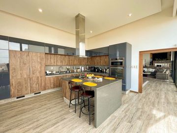 Espectacular casa en venta La Loma Golf con elevador