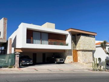 Casa en venta La Loma Golf con Alberca y espectaculares acabados