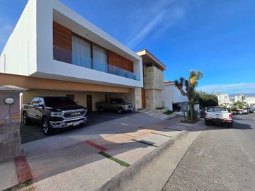 Casa en venta La Loma Golf con Alberca y espectaculares acabados